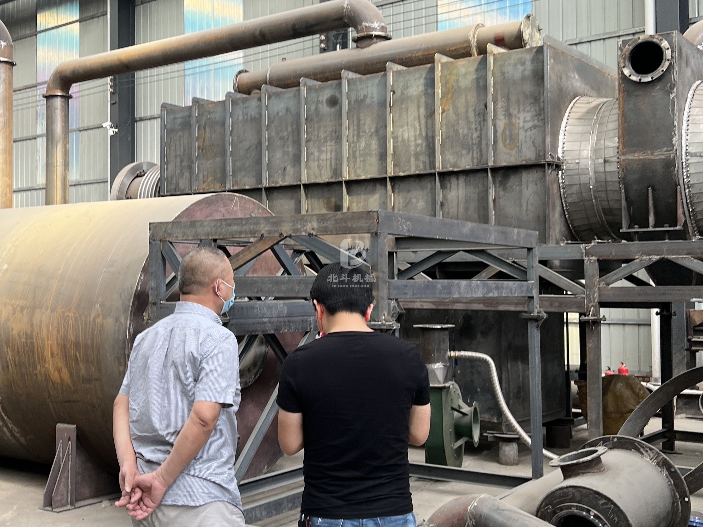 來(lái)自四川的客戶就炭化機(jī)發(fā)貨前進(jìn)行各環(huán)節(jié)確認(rèn)