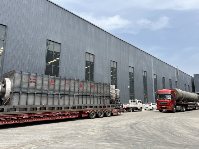 烘干機(jī)、炭化機(jī)全套生產(chǎn)線，四車浩浩蕩蕩齊發(fā)