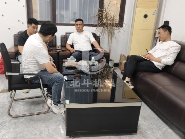 讓設(shè)備發(fā)聲,客戶來我廠考察新型炭化機(jī)