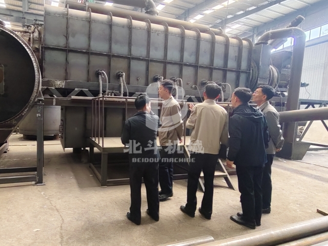 今日上午兩考察團(tuán)到訪共鑒新型炭化機(jī)