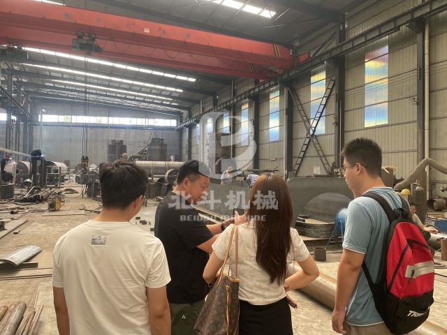 客戶慕名而來(lái)實(shí)地考察我廠新型連續(xù)炭化機(jī)