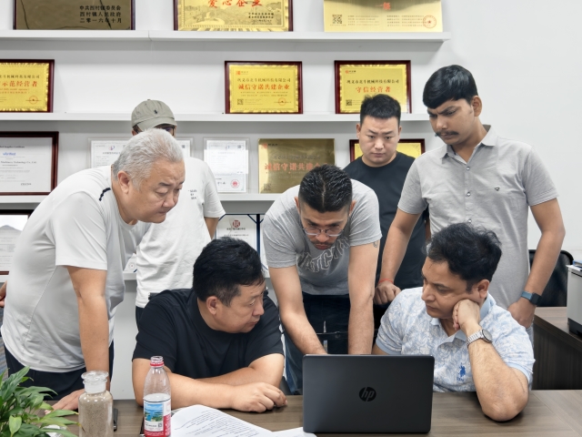 設(shè)備驗收:印度客戶來廠核查炭化機(jī)質(zhì)量